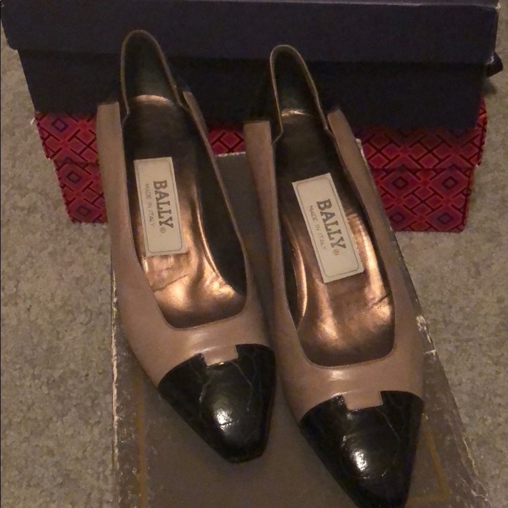 Bally “Charlene” two tone taupe and Blk pumps